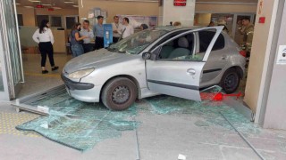 Bahçelievlerde geri geri giden otomobil bankaya daldı: 2 yaralı