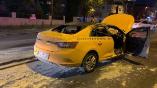 Bahçelievlerde ticari taksi alev alev yandı