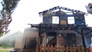 Bahçesindeki şömineyi yakayım derken 2 katlı evi yandı
