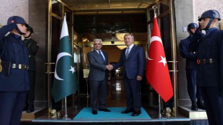 Bakan Akar, Pakistan Savunma Bakanı Asif ile bir araya geldi