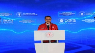 Bakan Dönmez: Bugün, yaklaşık 2 yıl önce keşfini milletimize müjdelediğimiz Karadeniz gazını denizden karaya taşıyacak ilk boruları denize indireceğiz