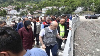 Bakan Karaismailoğlu geçen sene selde yıkılan köprüyü inceledi