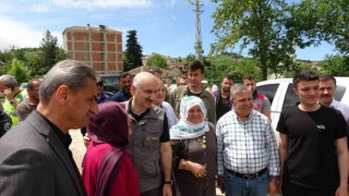 Bakan Karaismailoğlunun önüne çıkan kadın, yaşadıkları su ve yol sorunlarını anlattı