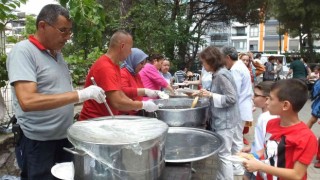 Balıkesirde hayırsever kardeşler annelerinden kalan evi Yardım Sevenler Derneğine bağışladı