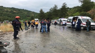 Balıkesire düğüne giderken kaza yaptılar