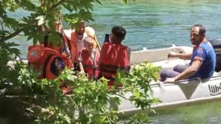 Baraj kapakları açılınca mahsur kalan 7 kişiyi AFAD kurtardı