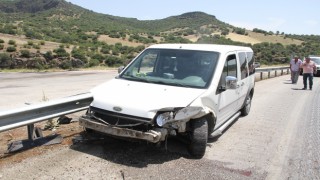 Bariyerlere çarpan hafif ticari araçtaki bebek yaralandı