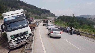 Bariyerleri kırıp refüje giren tırdaki yola savrulan demirlerin çarptığı araçtakiler ölümden döndü