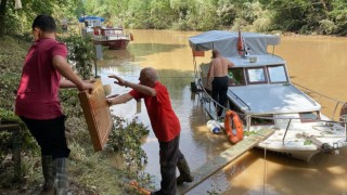 Bartında batmak üzere olan tekne için itfaiye ekipleri seferber oldu