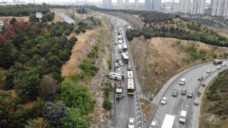 Başakşehirde güvenlik personellerini taşıyan servis aracı yan yattı: 6 yaralı