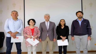 Başarılı akademisyenlere belge takdim edildi