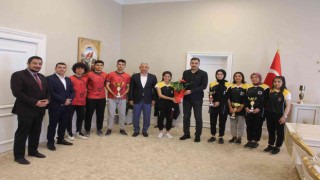 Başarılı olan takımlara çiçek hediyesi