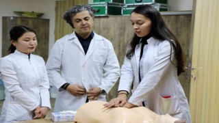 Başhekim olarak atanan Doç. Dr. Kuyrukluyıldız, göreve başladı
