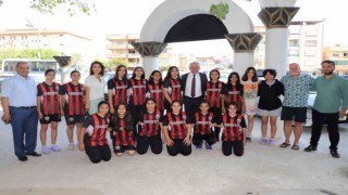 Başkan Akın hentbol takımını Antalyaya uğurladı
