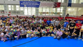 Başkan Bakkalcıoğlu voleybol alt yapı çalışmalarını ziyaret etti