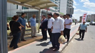 Başkan Beyoğlu otobüs durağında vatandaşların taleplerini dinledi
