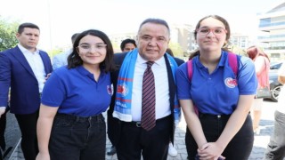 Başkan Böcek öğrencilerin karne heyecanına ortak oldu