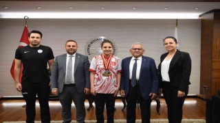 Başkan Büyükkılıç, özel sporcu şampiyon Cemreye destek