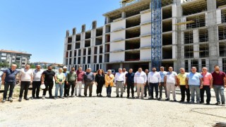 Başkan Çınar, yeni belediye hizmet binası inşaatında çalışan işçilerle bir araya geldi