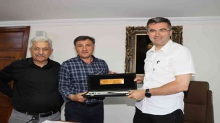 Başkan Demir, Vali Memişe tesbih hediye etti