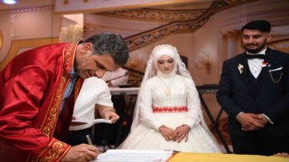 Başkan Kocaman çiftleri yalnız bırakmadı