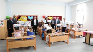 Başkan Palancıoğlu, minik öğrencilere karne dağıttı