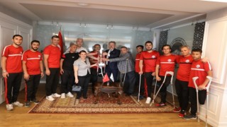 Başkan Palancıoğlu şampiyonları ağırladı