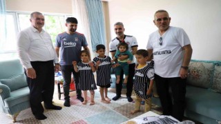 Başkan Turanlı çocuklara forma dağıttı