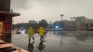 Başkentin simge yerlerinden Ulus Meydanında sağanak yağış
