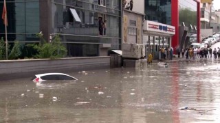 Başkentte sağanak yağmur sonrası sokaklar dereye döndü