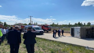 Başkentte servis minibüsü devrildi;15 yaralı