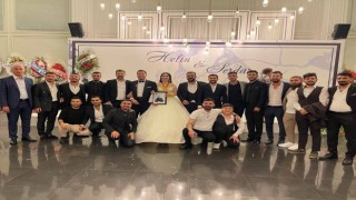 Batmanda dünya evine giren arkadaşlarına ‘Acı kaybımız yazılı çelenk