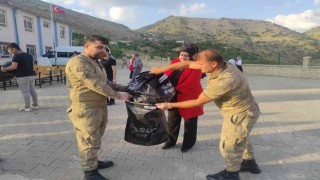 Batmanda jandarma köy okulunda çöp toplayarak çevre bilincini anlattı