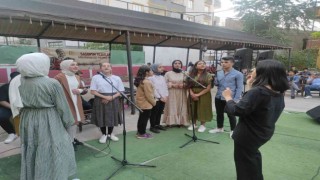 Batmanda lise öğrencilerinden köy okullarına kitap toplamak için çok dilli koro