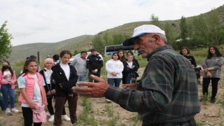Bayburtta öğrencilerle birlikte tarlada çapalama yapılarak ata tohumunun önemi anlatıldı
