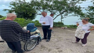 Belediye başkanı sosyal medyada el arabası ile taşınan engelli kadını gördü, tekerlekli sandalye hediye etti