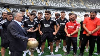 Beşiktaş Başkanı Ahmet Nur Çebi, şampiyon U-17 Akademi Takımı ile bir araya geldi