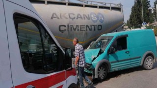 Beton mikseri ile çarpışan hafif ticari aracın sürücüsü yaralandı