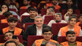 Beyazgül gençlerle stand-up gösterisinde buluştu
