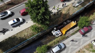 Beykozda İSKİye ait freni tutmayan hafriyat kamyonu kanala uçtu