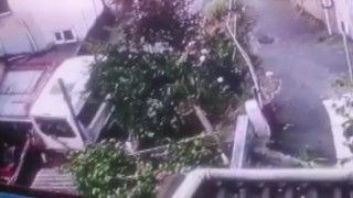 Beykozda minibüs yokuş aşağı kaydı, çocuklar saniyelerle kurtuldu