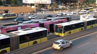 Beylikdüzünde metrobüs arızasında uzun kuyruklar oluştu, yolcular duraklara yığıldı
