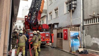 Beyoğlunda 5 katlı hotelin çatısı alev alev yandı