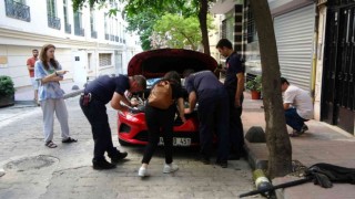 Beyoğlunda otomobilin motoruna yavru kedi sıkıştı