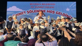 Beyoğlunda sünnet şöleni renkli görüntülere sahne oldu