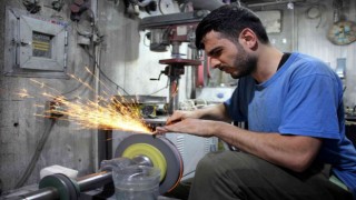 Bıçak ustaları siparişleri yetiştirebilmek için gece gündüz çalışıyor