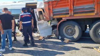 Bilecikin Bozüyük ilçesinde öğrencileri taşıyan minibüs, Eskişehir - Bursa karayolunda seyir halindeyken kamyona arkadan çarptı. Çok sayıda yaralı var.
