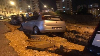 Bilecikte sağanak sonrası yol çöktü, 5 araç hasar gördü