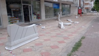 Binanın dış cephe kaplamaları rüzgara dayanamadı