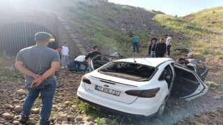 Bingölde otomobil şarampole yuvarlandı: 3 yaralı